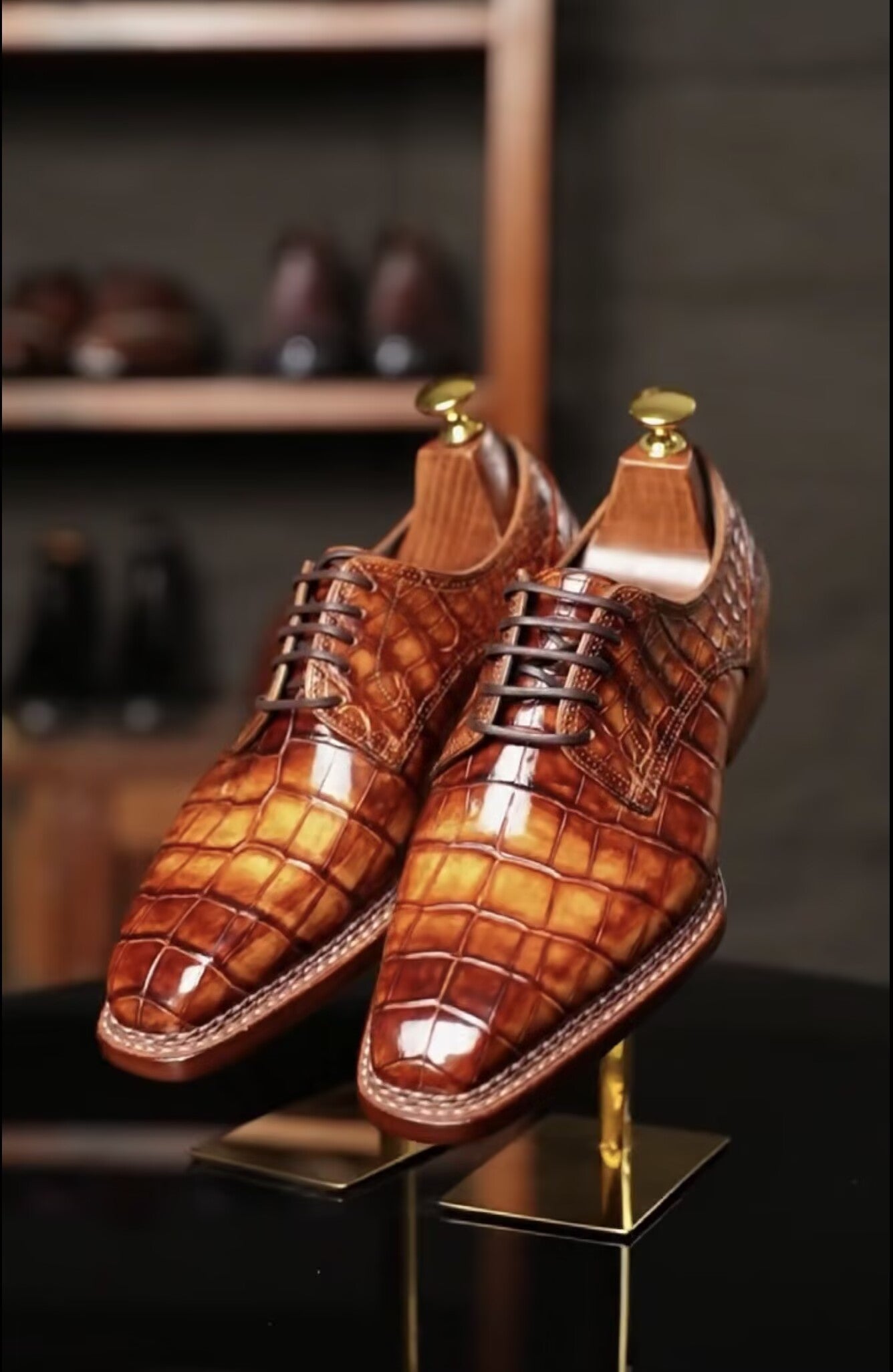 Men's vintage brown handmade crocodile leather lace-up shoes by Rossie Viren, featuring Norwegian sewn craftsmanship.