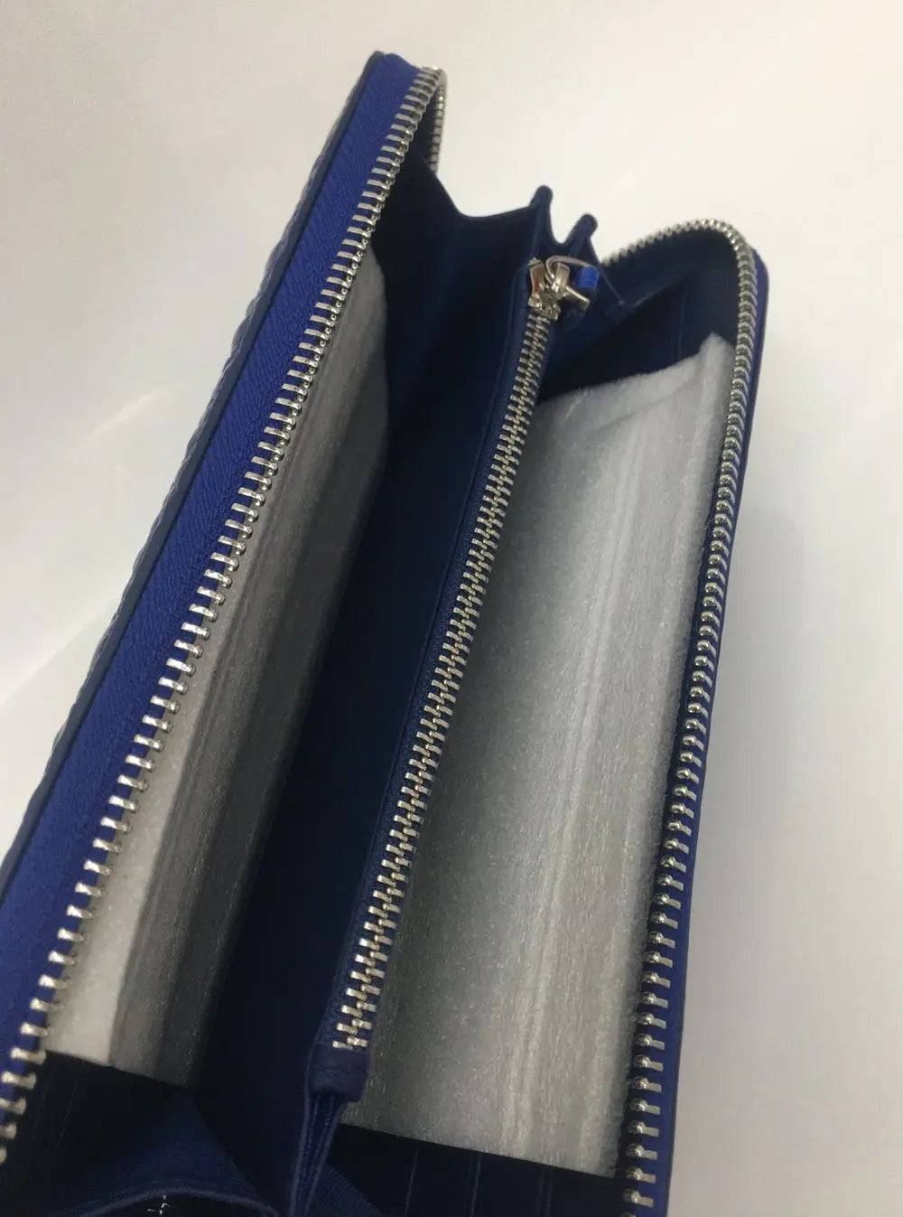 Rossie Viren crocodile leather zipper wallet, stylish handbag with textured crocodile pattern and silver zipper closure.