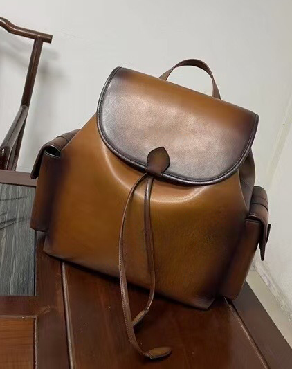 Vintage leather Rossie Viren handbag backpack with adjustable straps and classic design, showing its front view on a white background.
