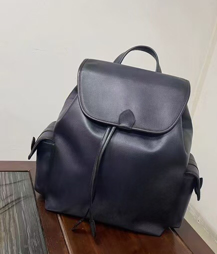 Vintage leather Rossie Viren handbag with adjustable straps and classic design, shown in a close-up of the backpack's front.