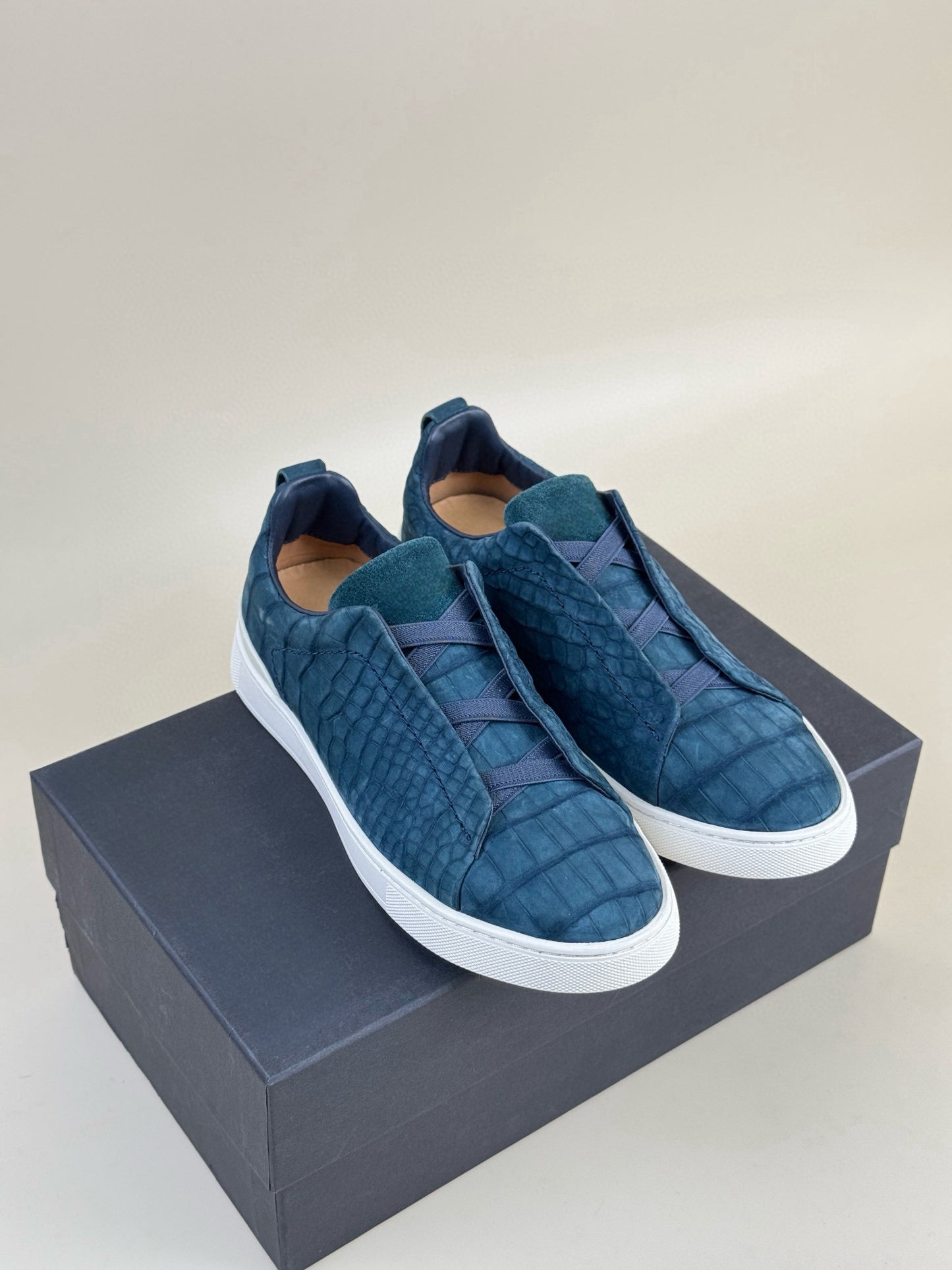 Brown Rossie Viren crocodile skin sneakers made of genuine nubuck crocodile leather, showcasing the stylish shoe design.