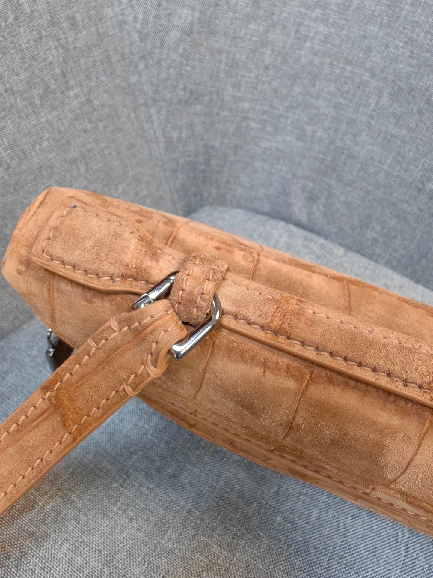 Unisex Rossie Viren crocodile skin leather clutch bag with zipper handle, made from genuine nubuck leather, stylish and compact.