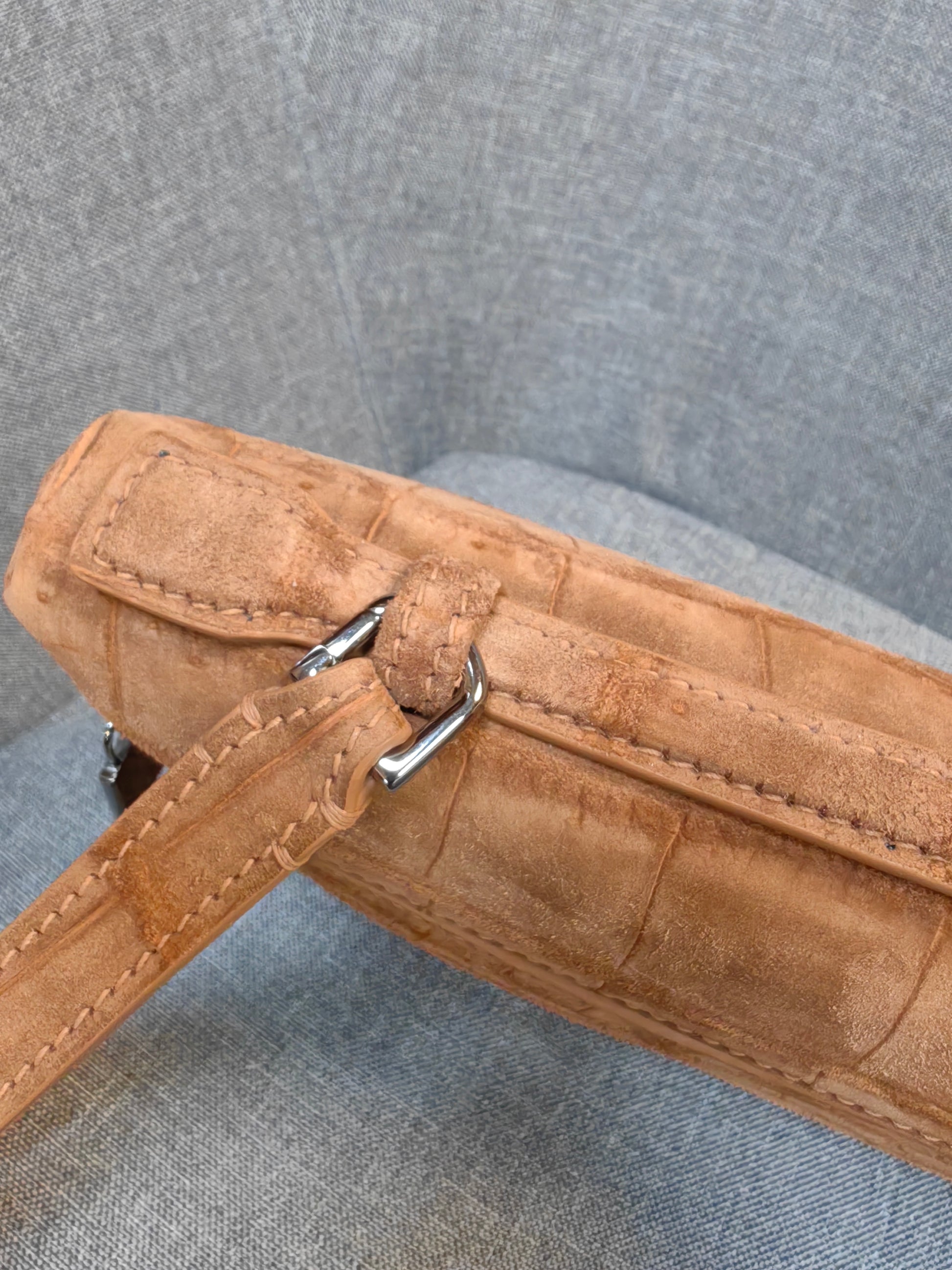 Unisex Rossie Viren crocodile skin leather clutch bag with zipper handle, made from genuine nubuck leather, stylish and compact.