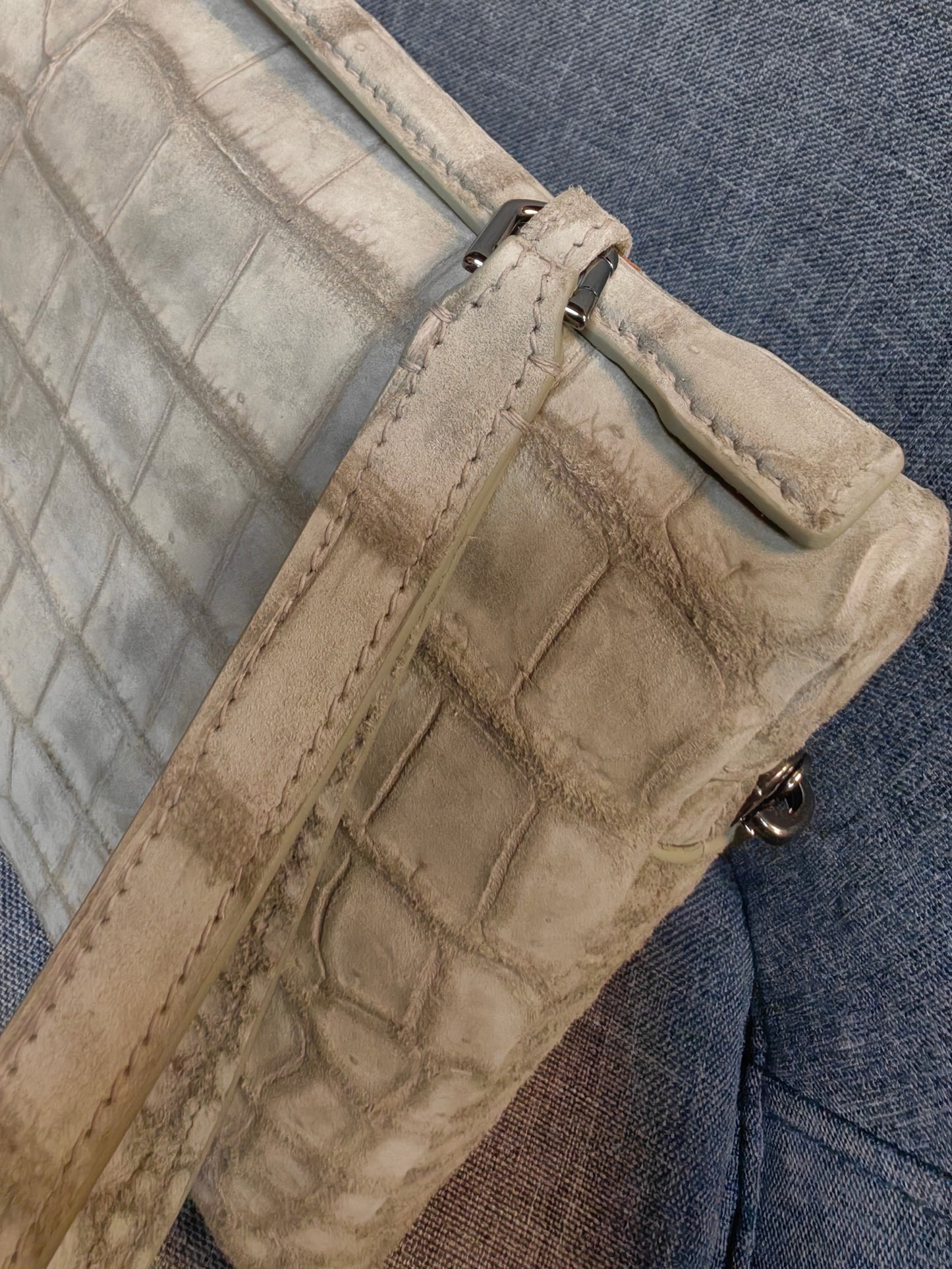 Unisex Rossie Viren crocodile skin leather clutch bag with zipper handle, made from genuine nubuck leather, stylish and compact.