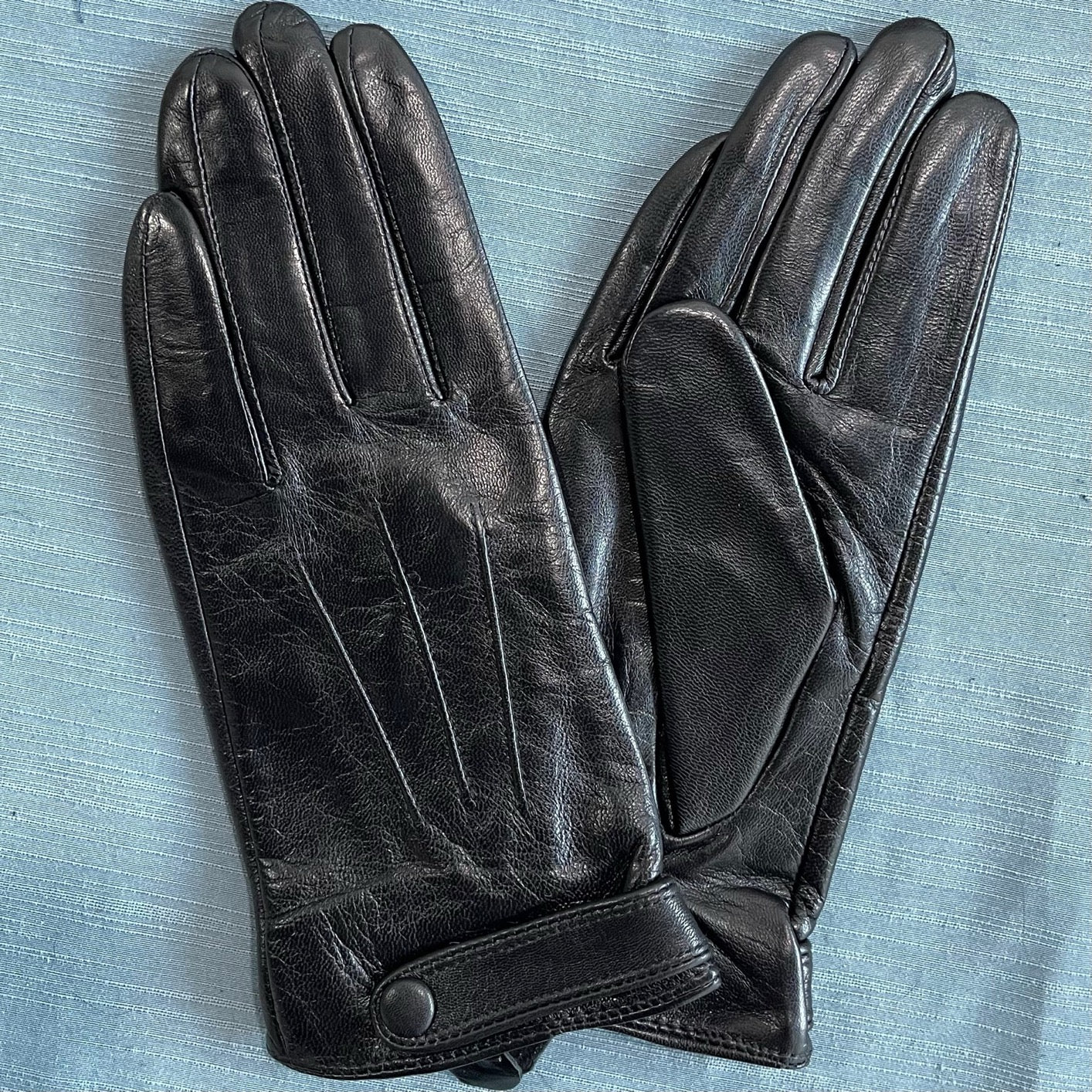 Women's soft goatskin leather fashion snap cuff gloves in black, featuring stylish design and metal snap accents.
