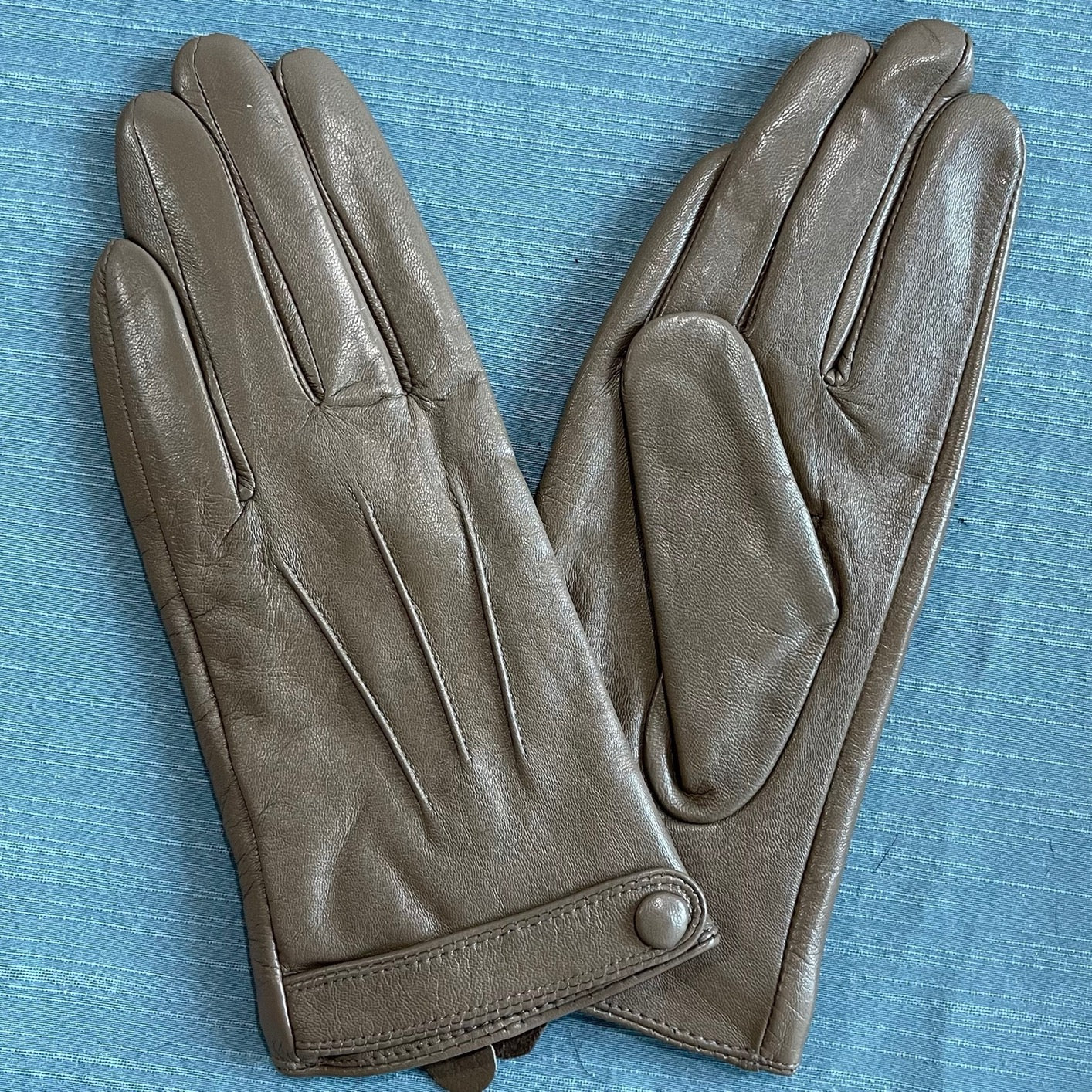 Women's soft goatskin leather fashion snap cuff gloves in natural light brown with stylish design.