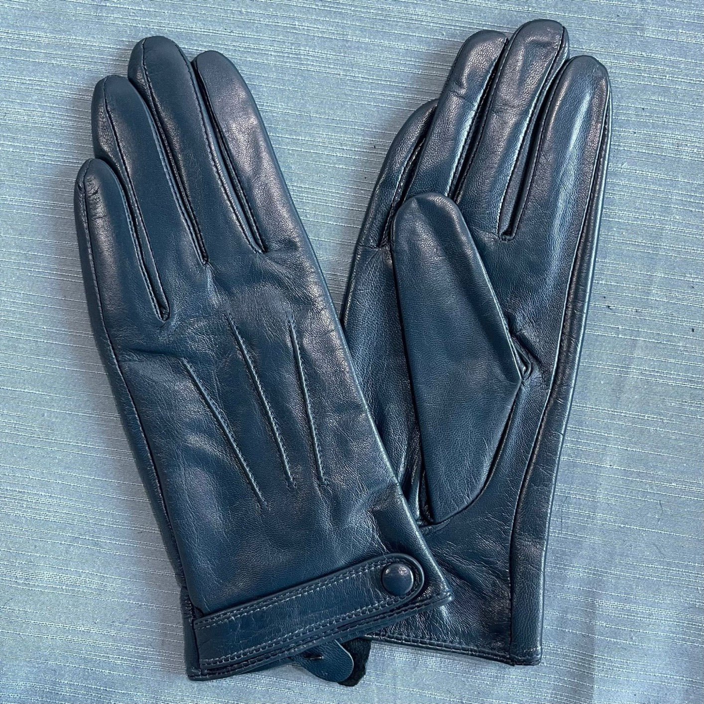 Women's soft goatskin leather fashion snap cuff gloves, stylish and comfortable, with a sleek handbag design by Rossie Viren.