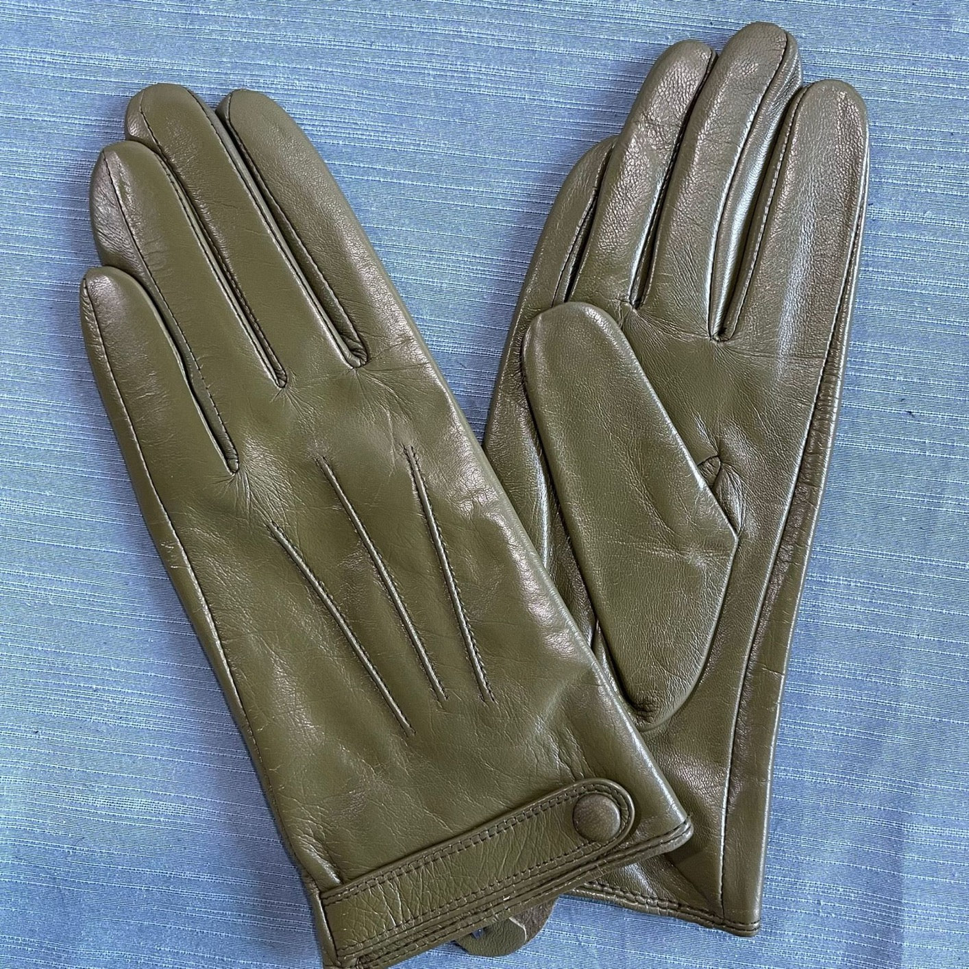 Rossie Viren women's lined touchscreen gloves with soft lining, motorcycle-style cuffs, ideal for driving and texting in cold weather.