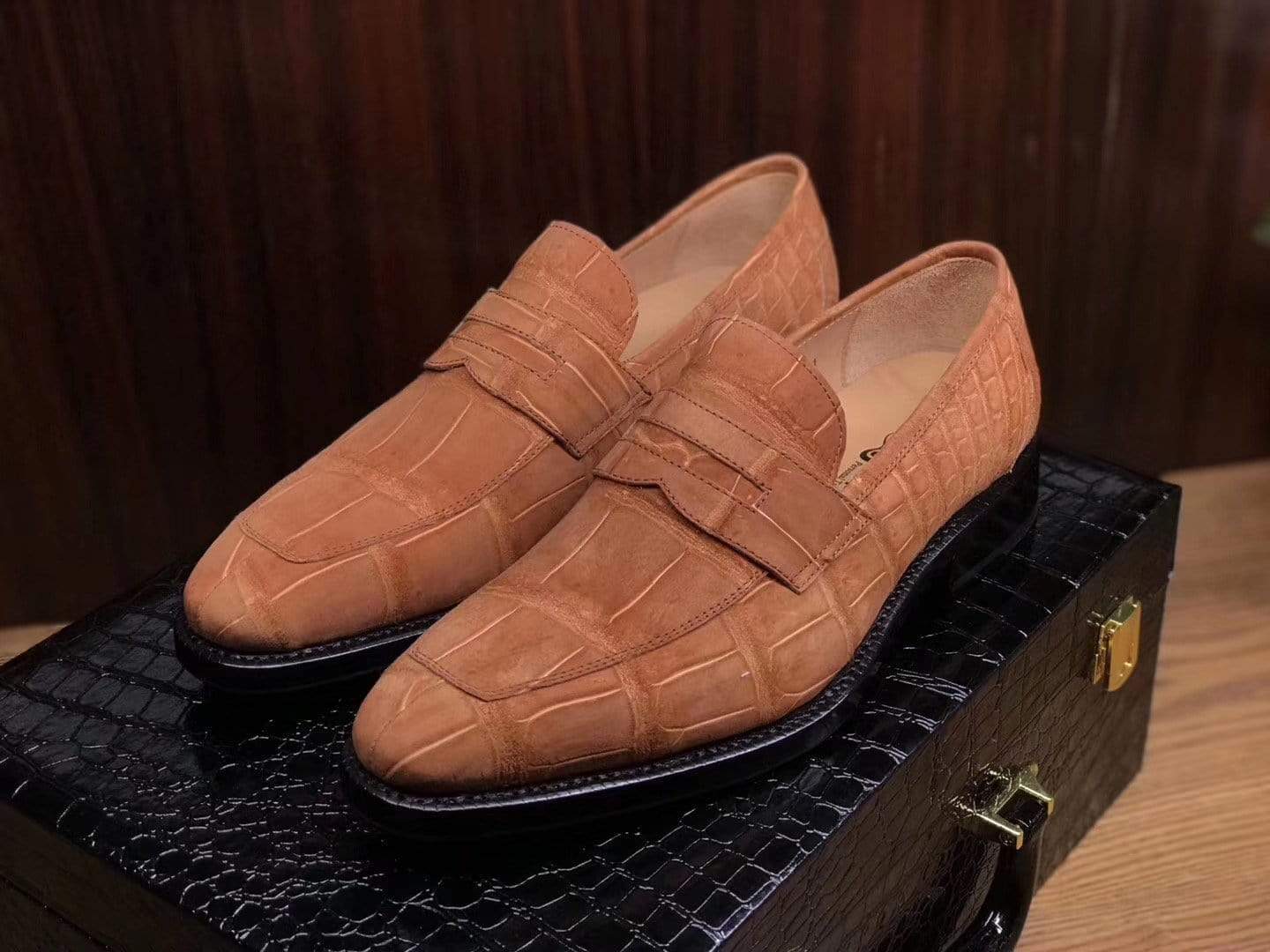 Beige Rossie Viren crocodile leather slip-on loafers with classic sanding and sleek driving shoe design.