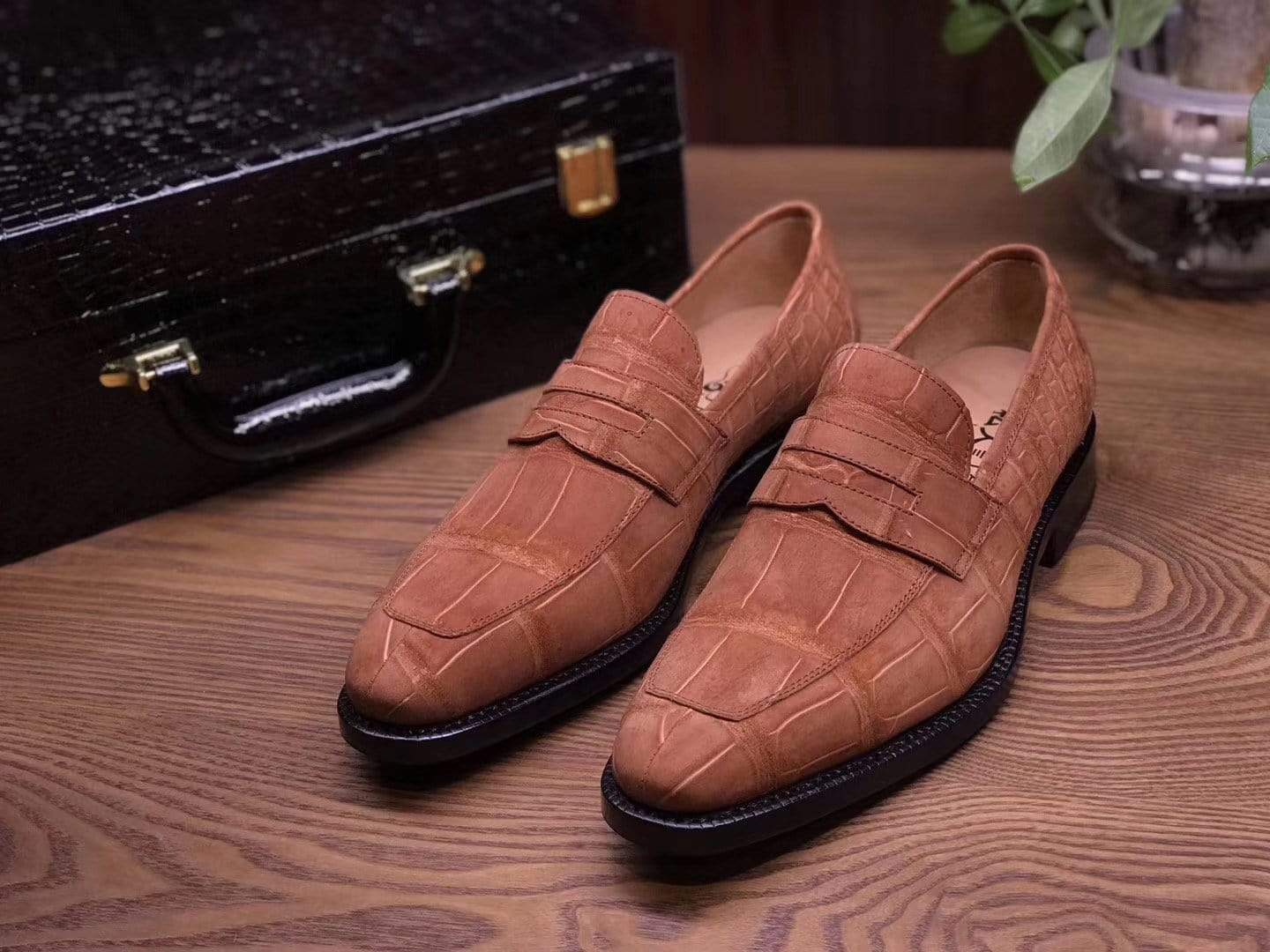 Rossie Viren beige genuine crocodile leather slip-on loafers, classic sanded design, stylish driving shoes with a sleek look.