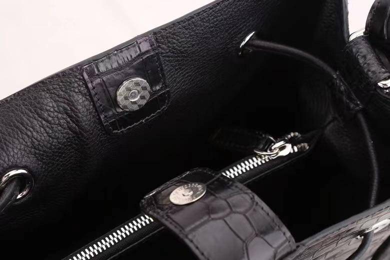 Unisex crocodile leather drawstring bucket shoulder bag by Rossie Viren, large capacity crossbody handbag with stylish design.