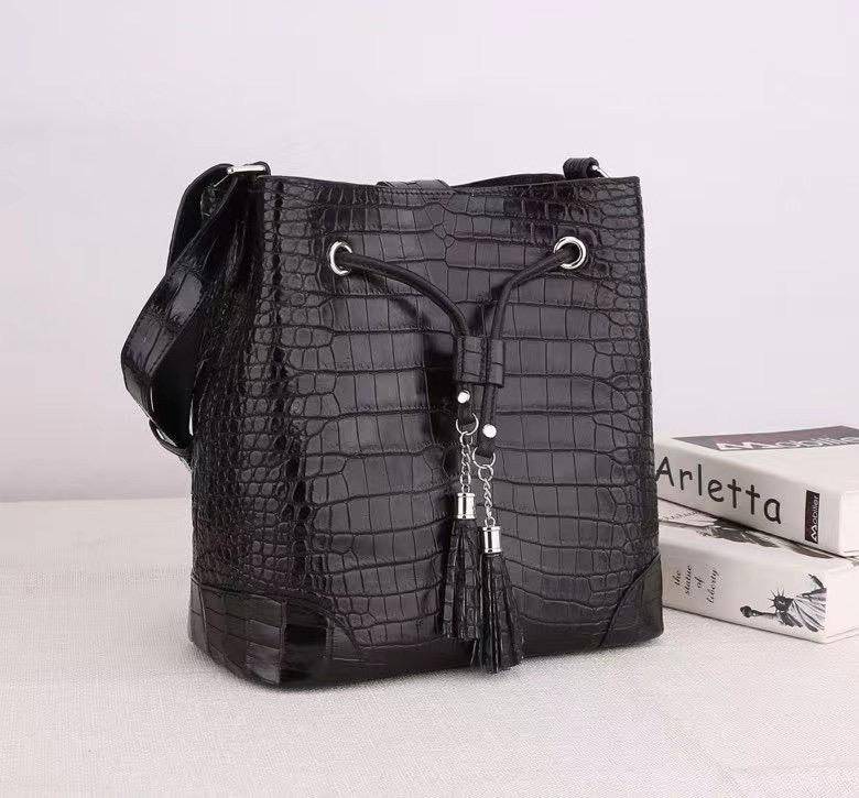Rossie Viren unisex crocodile leather drawstring bucket bag with shoulder strap, large capacity crossbody purse for everyday use.