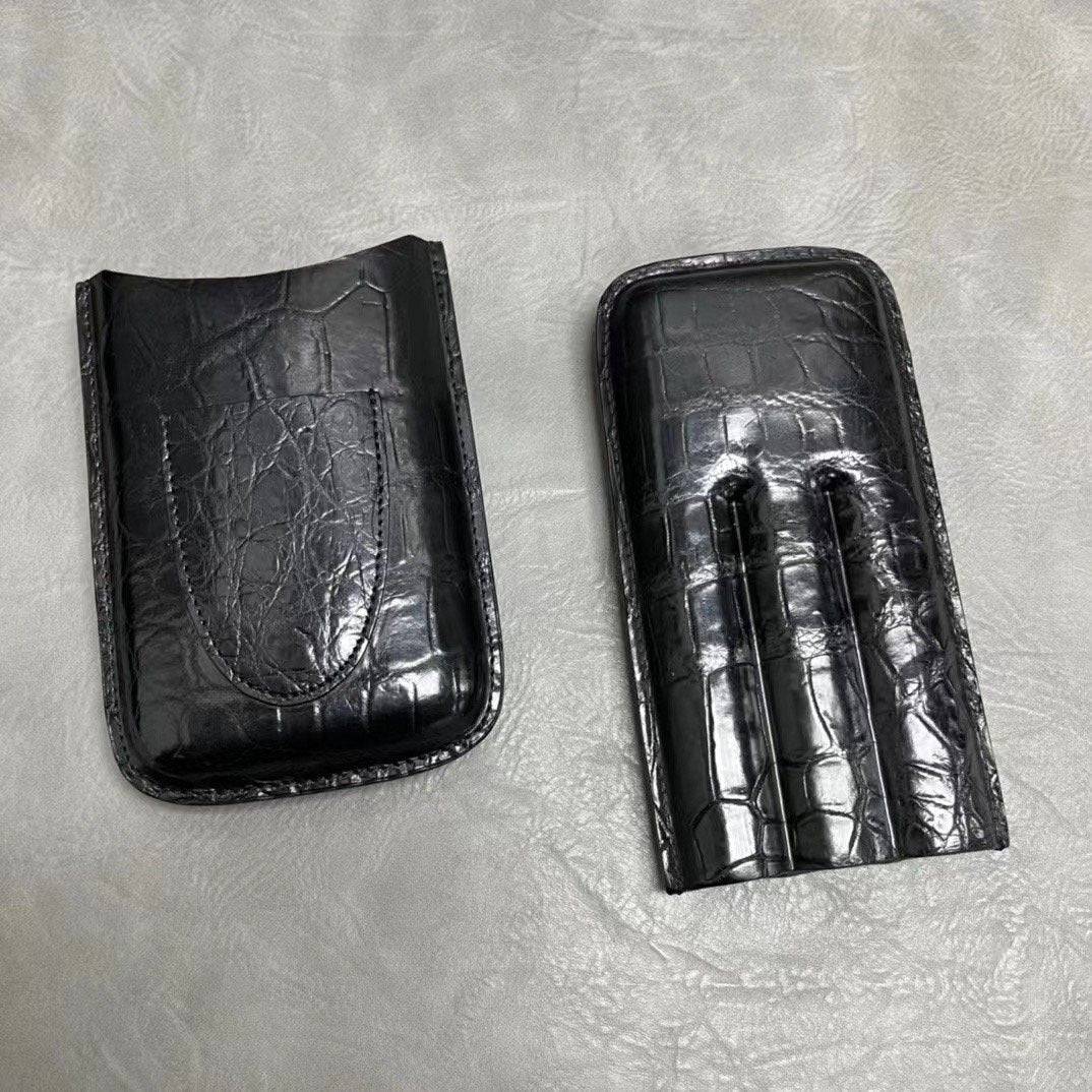 Rossie Viren genuine crocodile leather cigar case with card holder features a textured, luxurious crocodile pattern and sleek design.
